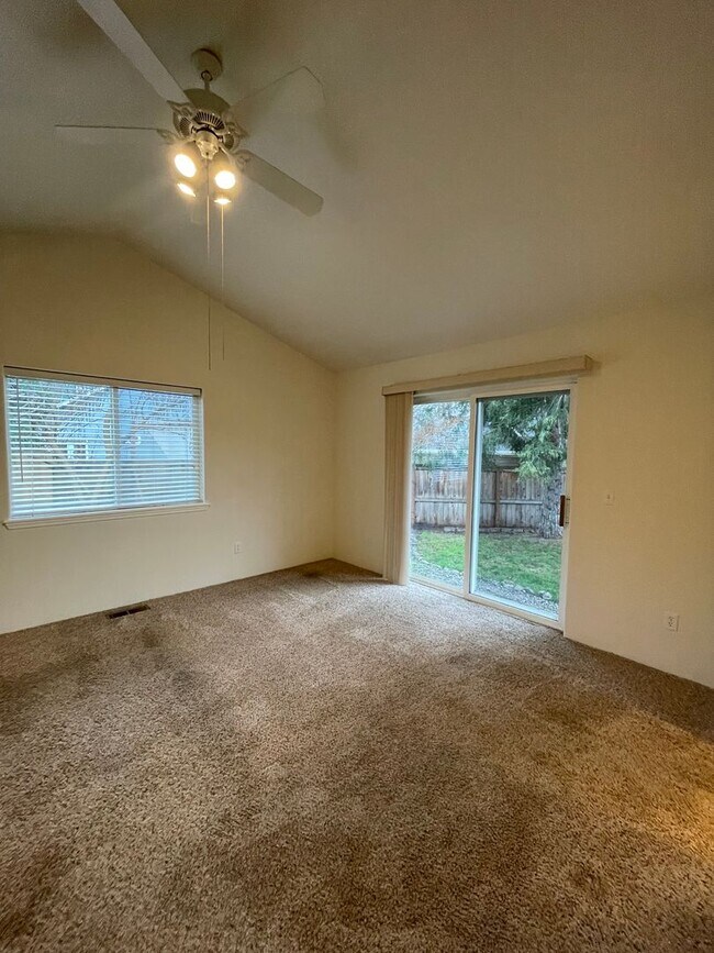 Building Photo - East Medford 3 Bedroom 2 Bathroom w/Large 2 car garage - Single Level