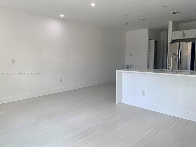 Building Photo - 1711 SW 21st Ter