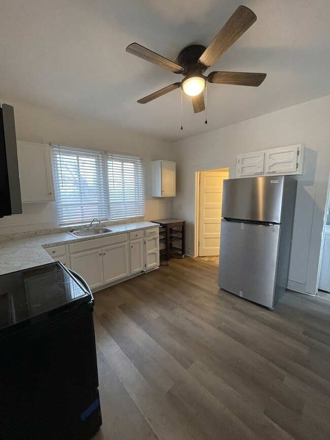 Building Photo - Charming, Two bedroom, One bathroom house in Columbia!