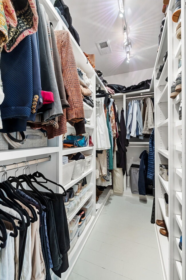 Building Photo - 508 E Huron Ave