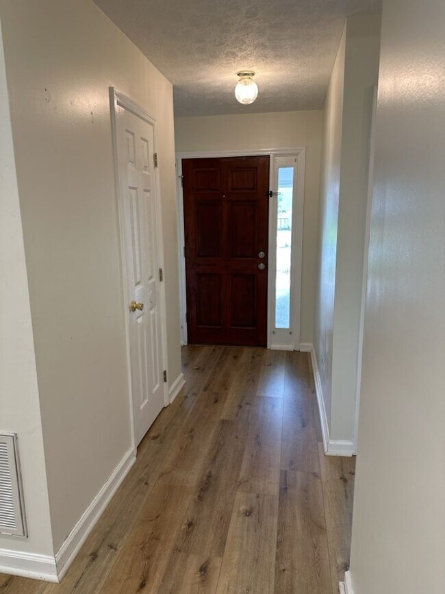 Building Photo - 112 Teal Lake Dr