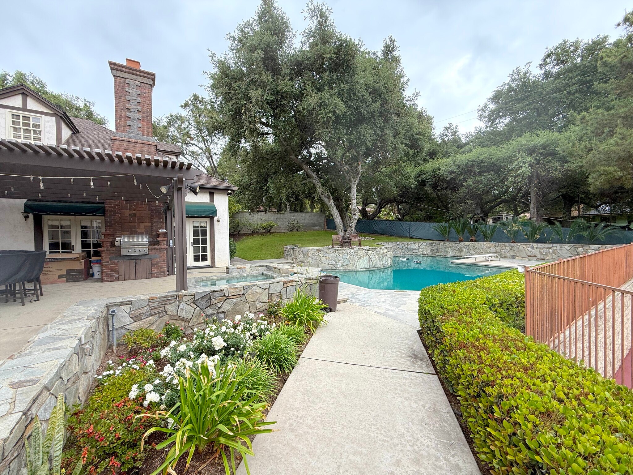 Building Photo - 533 E Sierra Madre Ave