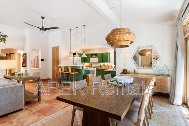 Building Photo - 690 W Linda Vista Dr