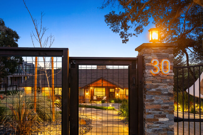 Building Photo - 30 Castlewood Dr