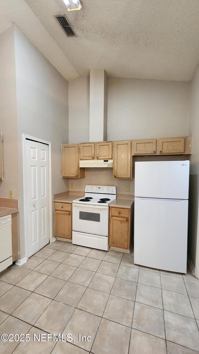 Building Photo - 8800 Mountain Lake Dr S