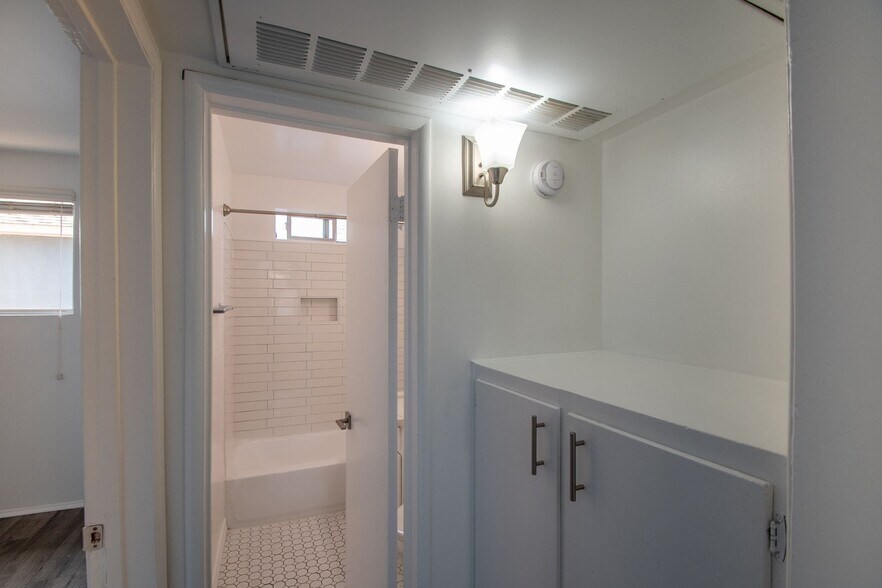 Building Photo - 4565 Hazeltine Ave
