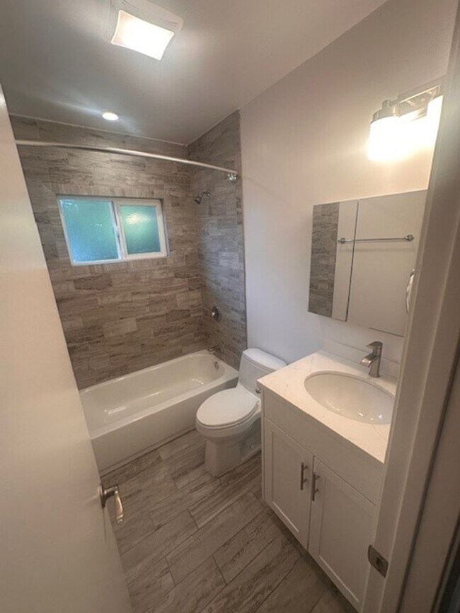 Building Photo - Newly Remodeled 2BR/2BA House in Hillcrest...