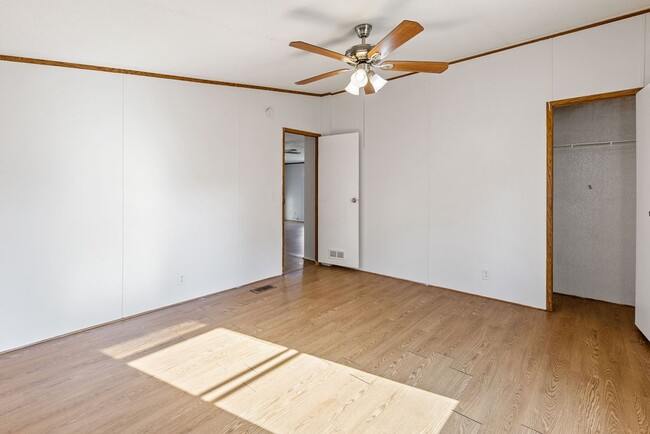 Building Photo - 182 Carmen Blvd