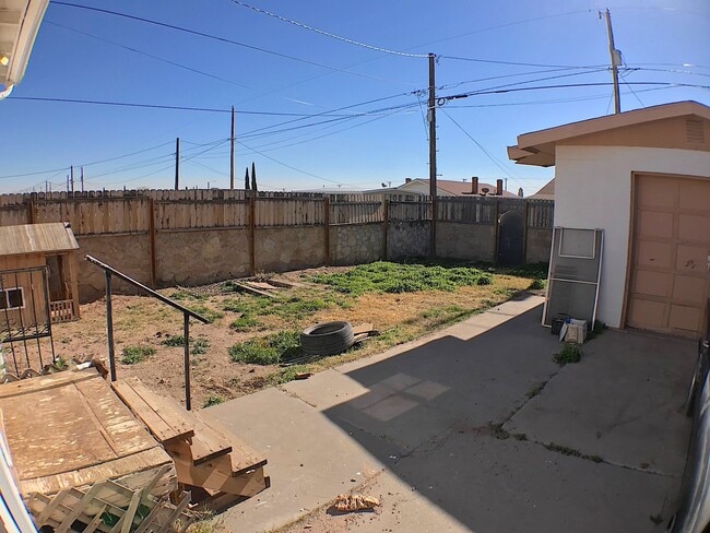 Building Photo - Central El Paso 2 bed REFRIG A/C with Moun...