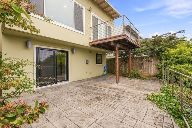 Building Photo - 167 Skyview Way