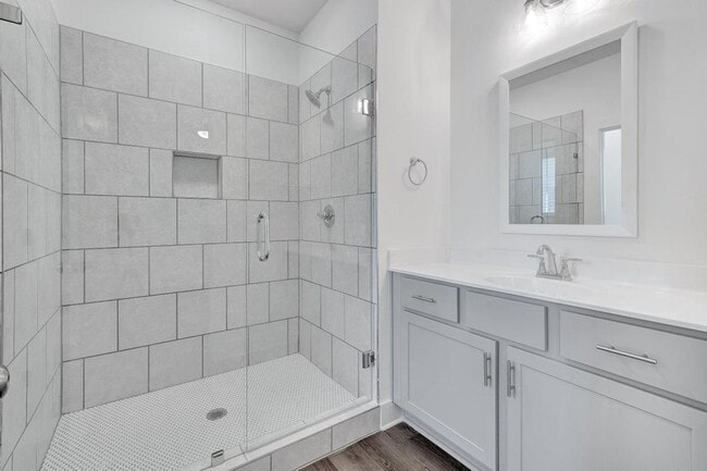 Building Photo - 2 Bedroom with Bonus Office!