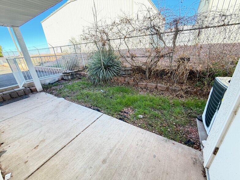 Building Photo - 1200 Glen Canyon Dr