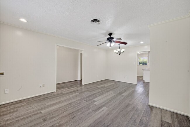 Building Photo - 9667 Meadowvale Dr