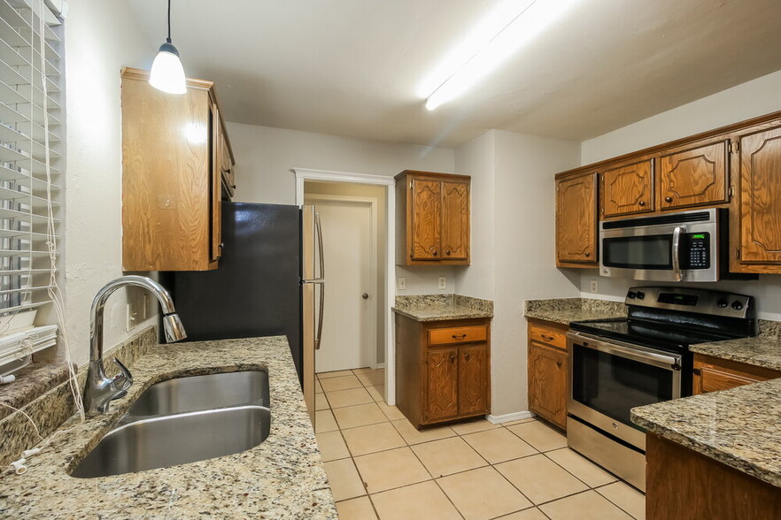 Building Photo - 8117 Turtle Dove Dr