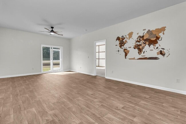 Building Photo - 3 Bedroom 2.5 Bath Located in Pine Hills in Summerville