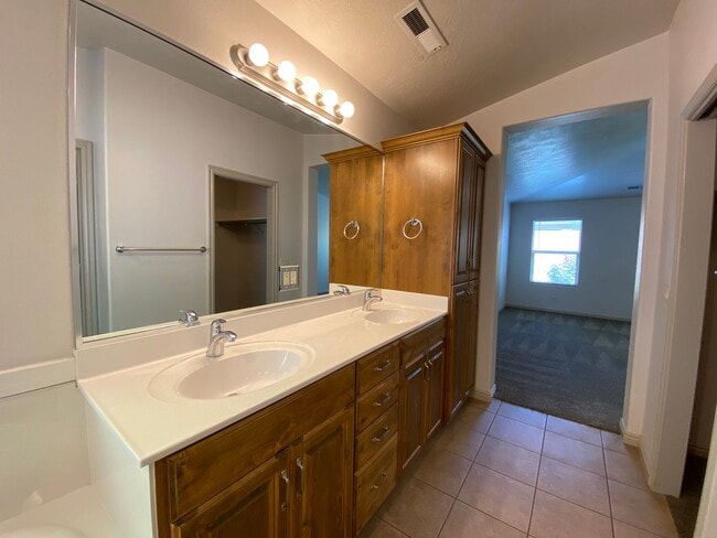 Building Photo - SPACIOUS HOME FOR RENT!