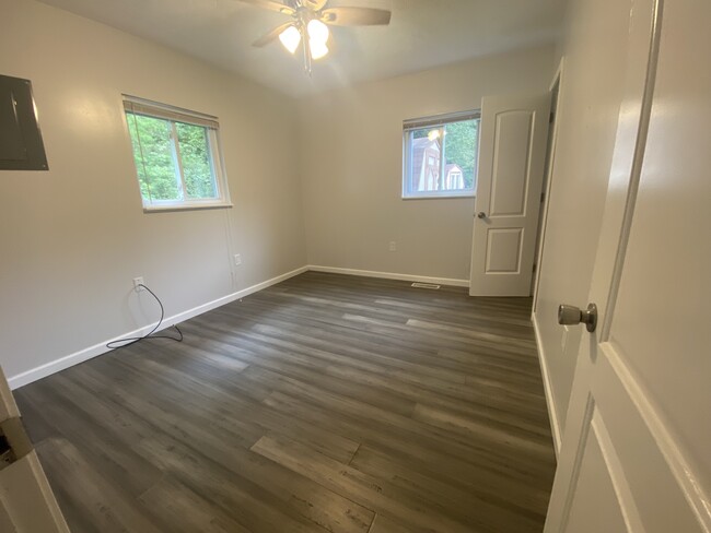 Building Photo - 215 Pleasant Valley