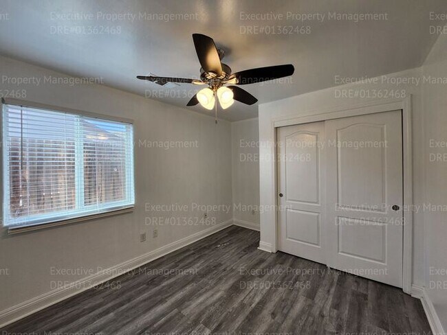 Building Photo - 4 bedroom/ 2 bathroom located in the South...