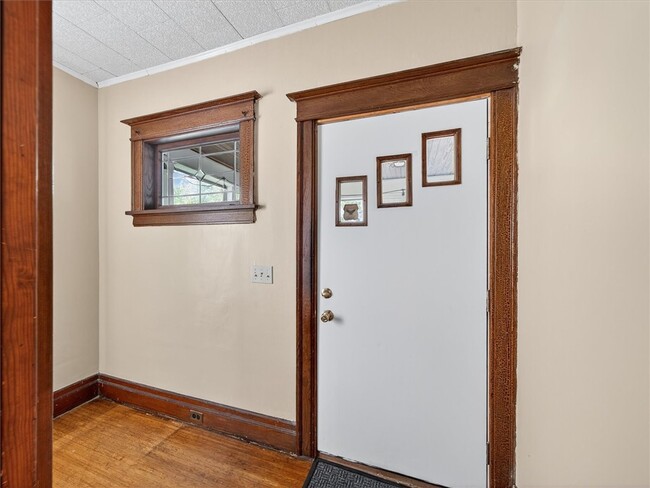 Building Photo - 919 S Goodman St