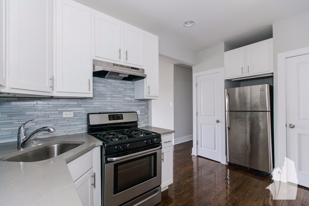 Building Photo - 2210 W Foster Ave