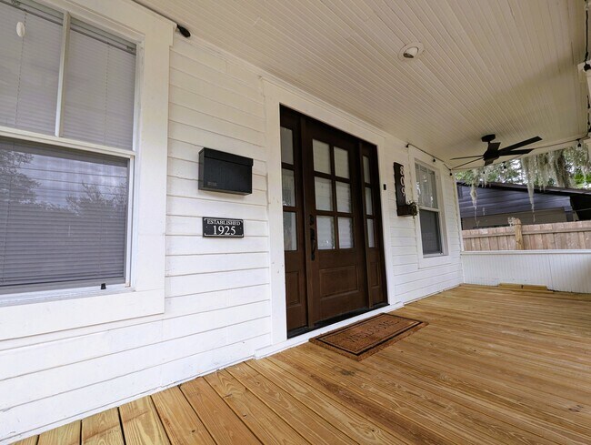 Building Photo - 809 N Hyer Ave