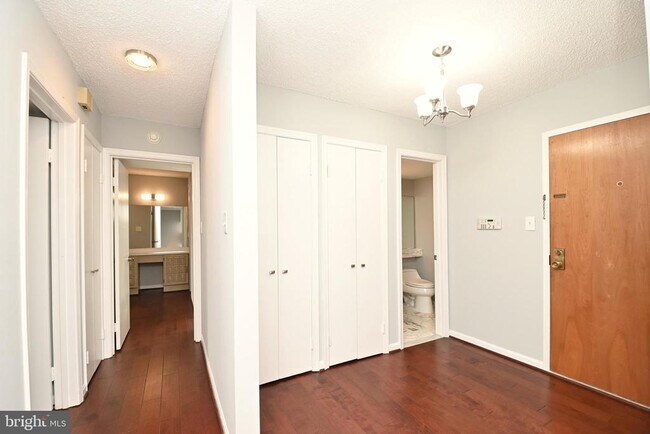 Building Photo - 1101 S Arlington Ridge Rd