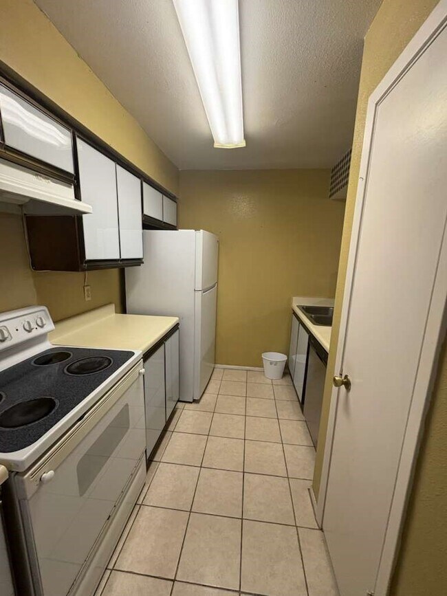 Building Photo - 10555 Turtlewood Ct