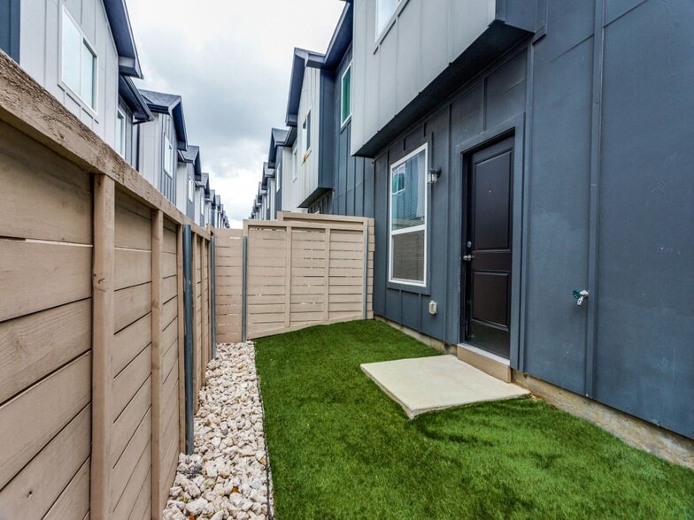 Building Photo - 3301 Brambleton Hill Pl