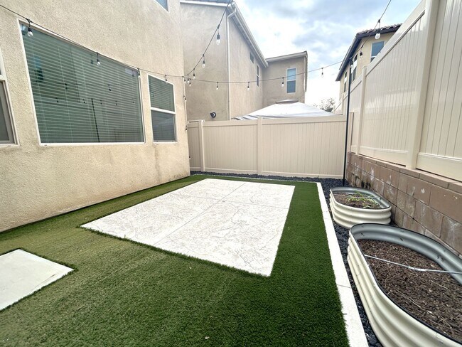 Building Photo - POWELL WAY UNIT 104 CORONA 92883  (3 BED / 2.5 BATH)