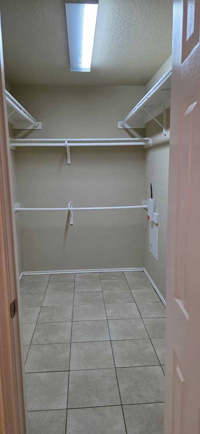 Building Photo - 419 Dolly Dr