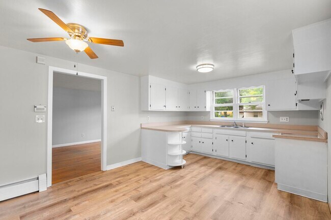 Eat-in kitchen - 16 Norman St