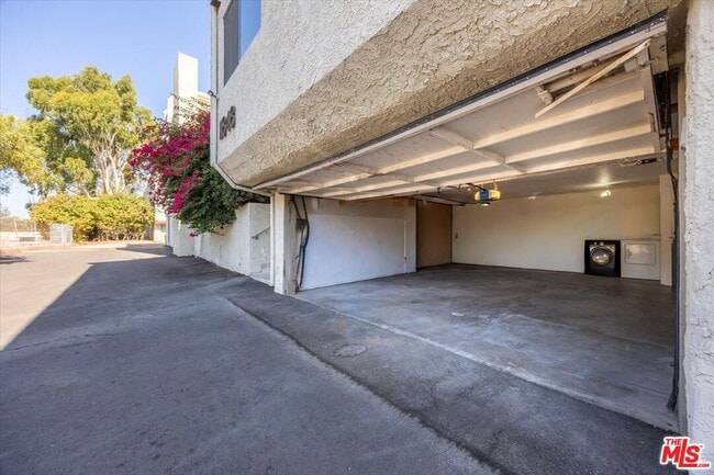 Building Photo - 11848 Moorpark St
