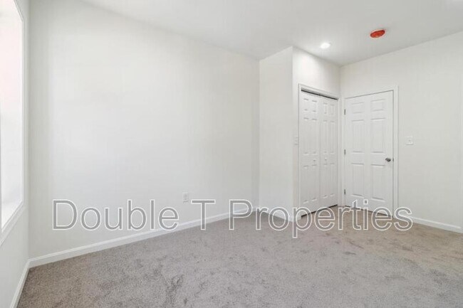 Building Photo - 912 N Milton Ave