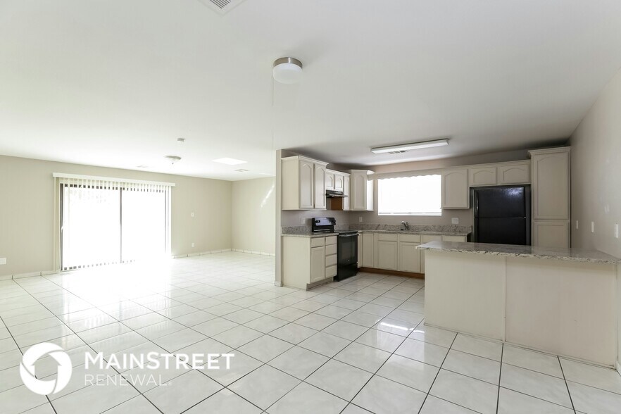 Building Photo - 2932 N 46th Ave