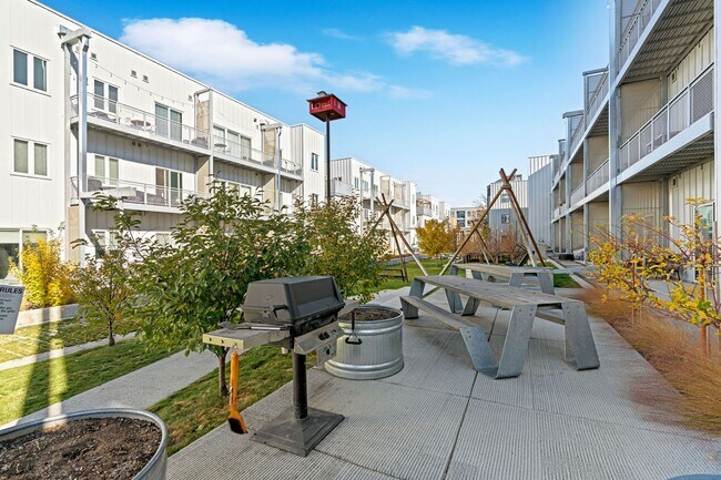 Building Photo - Beautiful 2 Bedroom 2 Bath Condo in the Heart of Rino District!