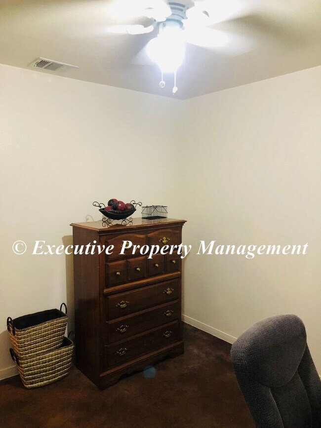 Building Photo - 1208 Westview Dr