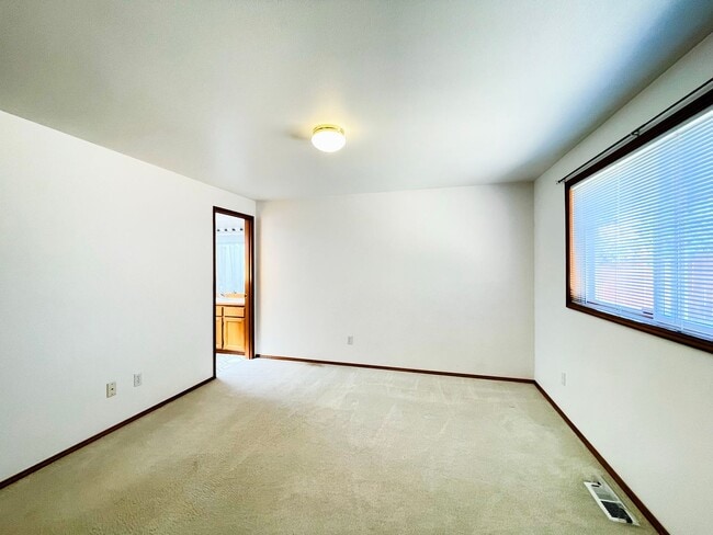Building Photo - Recently updated Lynnwood Rambler in a quiet cul-de-sac