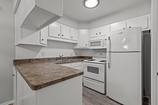 Building Photo - Newly Renovated 2-Bed, 2-Bath Apartment in...