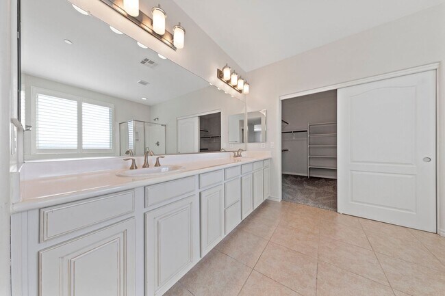 Building Photo - Luxury Living in Henderson's Tuscany: Spacious 4 Bedroom Home with Expansive Yard & More!