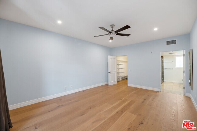 Building Photo - 851 N San Vicente Blvd