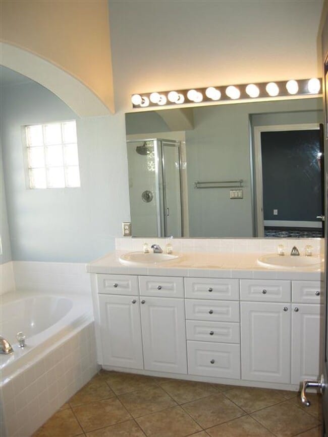 Building Photo - Beautiful and Highly Upgraded Seven Hills Home with Upgraded Pool