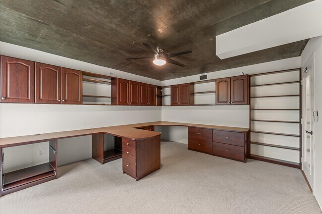 Building Photo - 1005 S Shepherd Dr