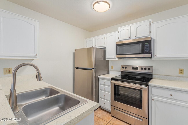 Building Photo - 625 S Westwood