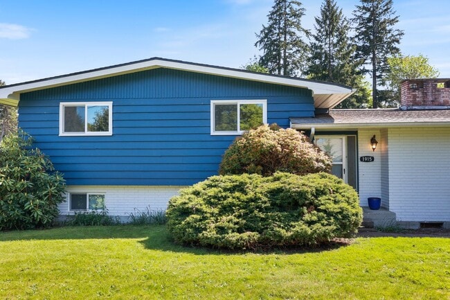 Building Photo - Room to roam! 3 bed, living, dining, den, ...