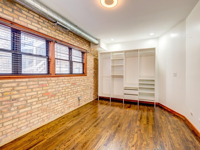 Building Photo - 7020 N Paulina St