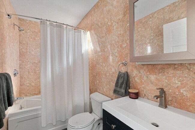 Building Photo - 42 King St