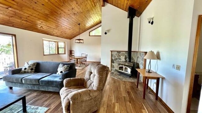 Building Photo - Lake Wildwood 3 Bedroom!