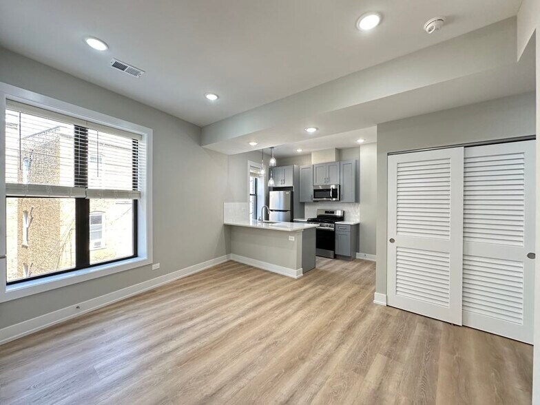 Building Photo - 435 W Belden Ave