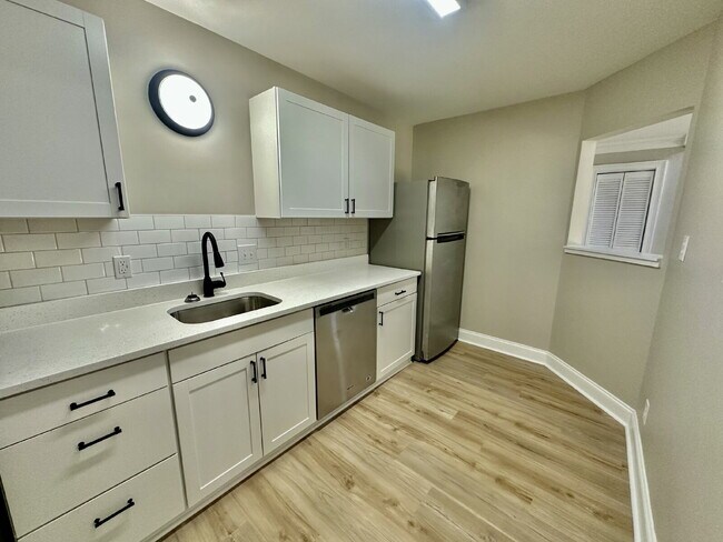 Building Photo - Two Bedroom Renovated South End Condo (Palmetto Bay Villas)!