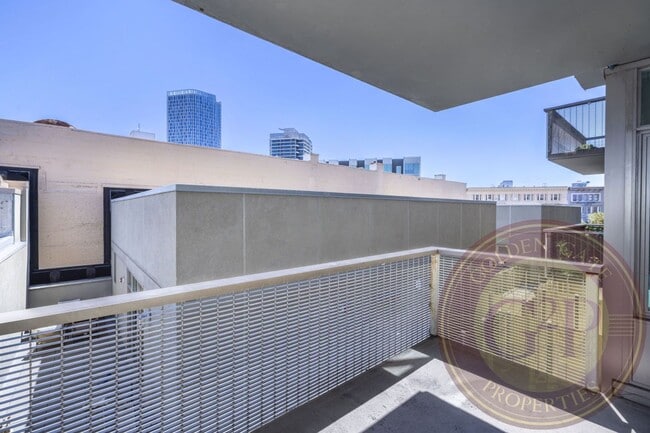 Building Photo - Hayes Valley - 2 BR, 2 BA Condo 947 Sq. Ft...